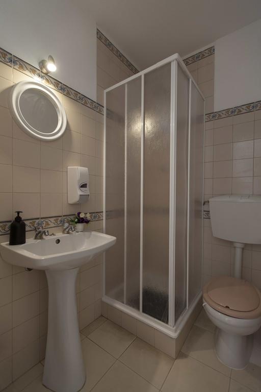 Guest House First Floor Lagos Ngoại thất bức ảnh